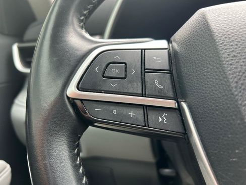 Used 2023 Toyota Highlander XLE AWD/4WD image 16