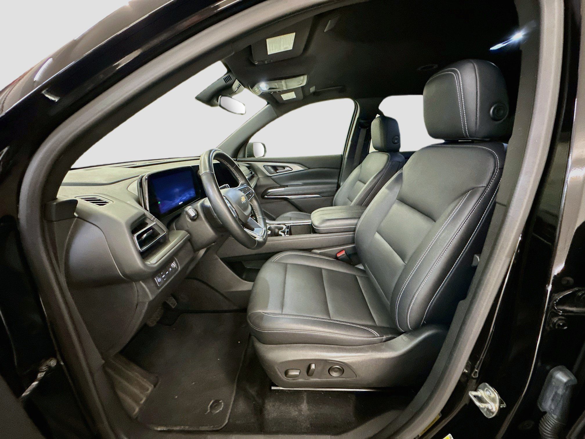 Used 2025 Chevrolet Traverse LT AWD/4WD image 13