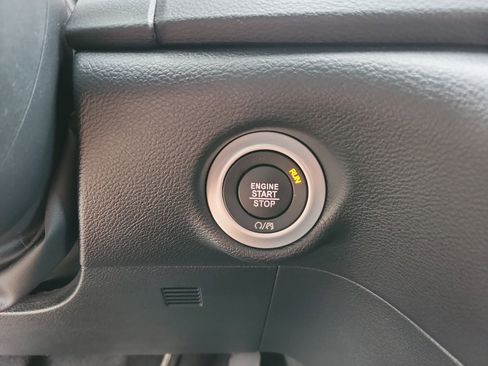 Used 2025 Chrysler Pacifica Select FWD image 18