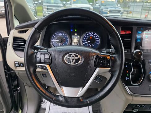 Used 2015 Toyota Sienna XLE image 19