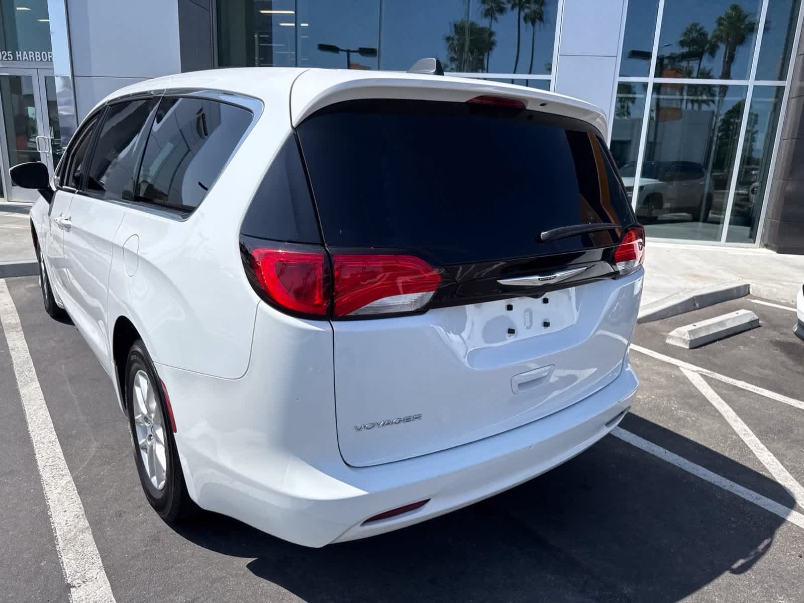 Used 2022 Chrysler Voyager LX FWD image 17