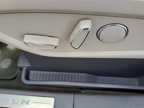 Used 2019 Lincoln Nautilus Select AWD/4WD image 18
