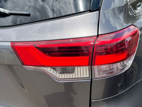 Used 2017 Toyota Highlander LE w/ Carpet Mat Package AWD/4WD image 18