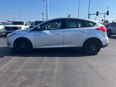 Used 2016 Ford Focus SE w/ Equipment Group 201A FWD image 3