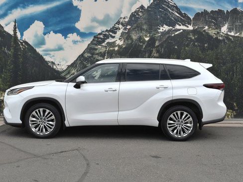 Used 2024 Toyota Highlander Limited AWD/4WD image 7