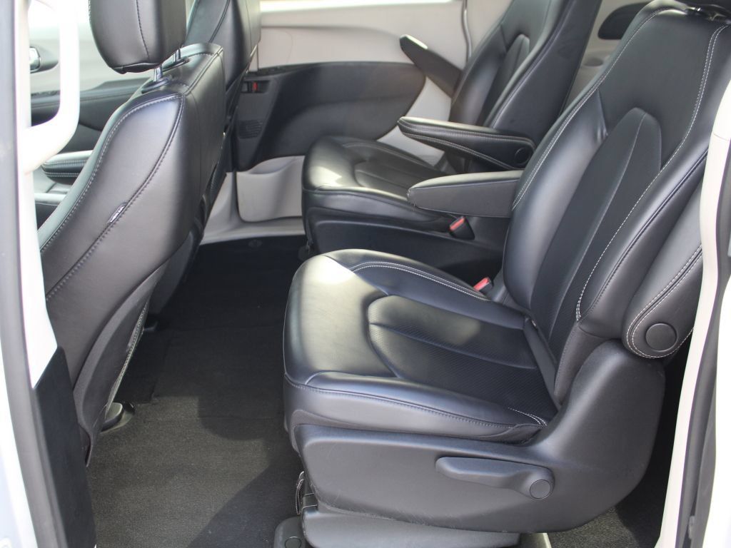 Used 2023 Chrysler Pacifica Touring-L FWD image 12