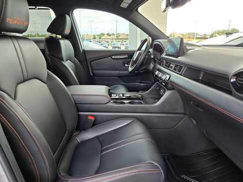 Used 2025 Honda Pilot TrailSport image 26