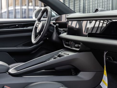 Certified 2025 Porsche Macan Electric image 41