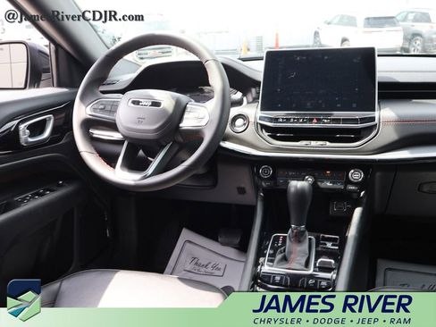 Used 2025 Jeep Compass Trailhawk AWD/4WD image 13