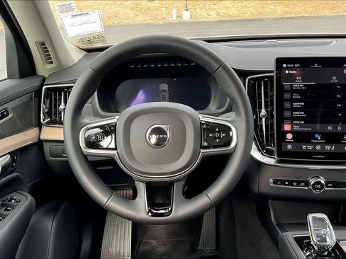 Used 2025 Volvo XC90 B5 Plus w/ Protection Package Premier image 8