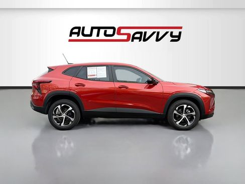 Used 2024 Chevrolet Trax RS w/ Sunroof Package FWD image 8