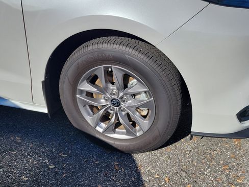 Used 2025 Toyota Sienna XLE image 9