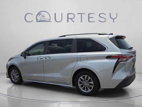 Certified 2021 Toyota Sienna XLE FWD image 3