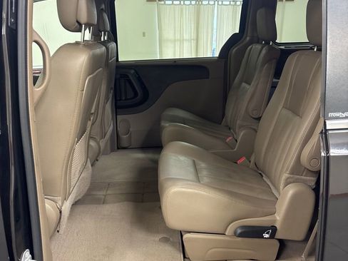 Used 2014 Chrysler Town & Country Touring-L w/ Driver Convenience Group FWD image 19