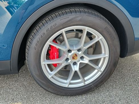 Certified 2025 Porsche Cayenne S AWD/4WD image 12