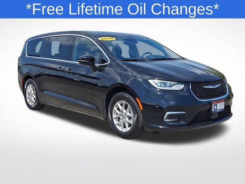 Used 2025 Chrysler Pacifica Select FWD image 1