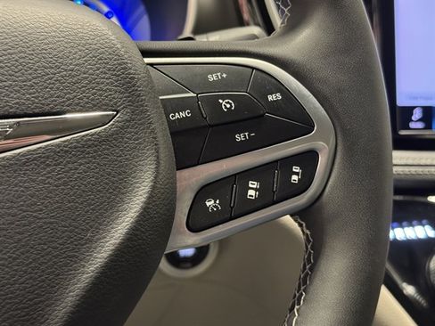 Used 2024 Chrysler Pacifica Select image 25