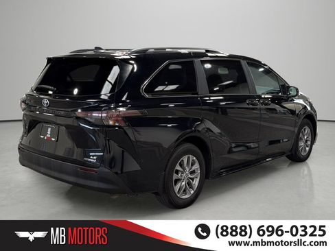 Used 2024 Toyota Sienna LE AWD/4WD image 4
