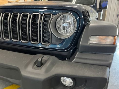 Used 2025 Jeep Wrangler Sport AWD/4WD image 4