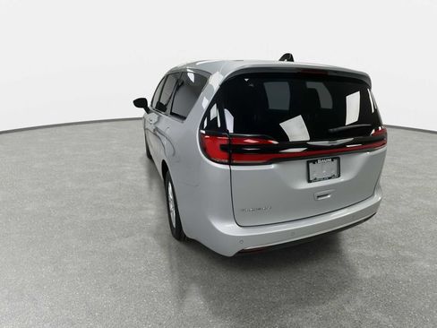 Used 2024 Chrysler Pacifica Touring-L image 7