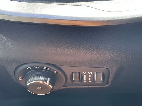 Used 2025 Jeep Compass Limited image 6