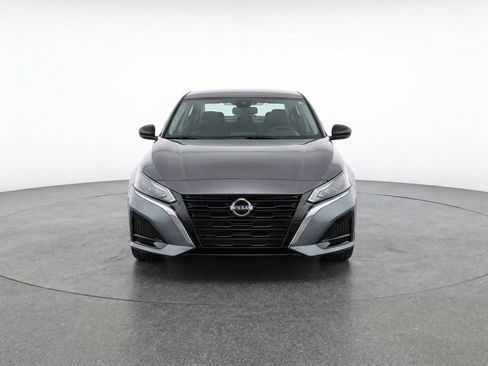 Used 2025 Nissan Altima 2.5 SV FWD image 2