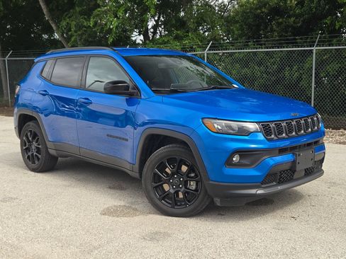 Used 2025 Jeep Compass Latitude w/ Altitude Special Edition AWD/4WD image 1