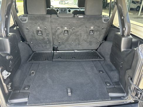 Used 2019 Jeep Wrangler Unlimited Sahara w/ Safety Group AWD/4WD image 17