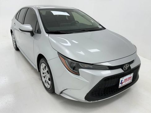 Used 2021 Toyota Corolla LE FWD image 2