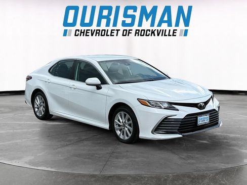 Used 2021 Toyota Camry LE w/ Carpet Mat Package (TMS) FWD image 1