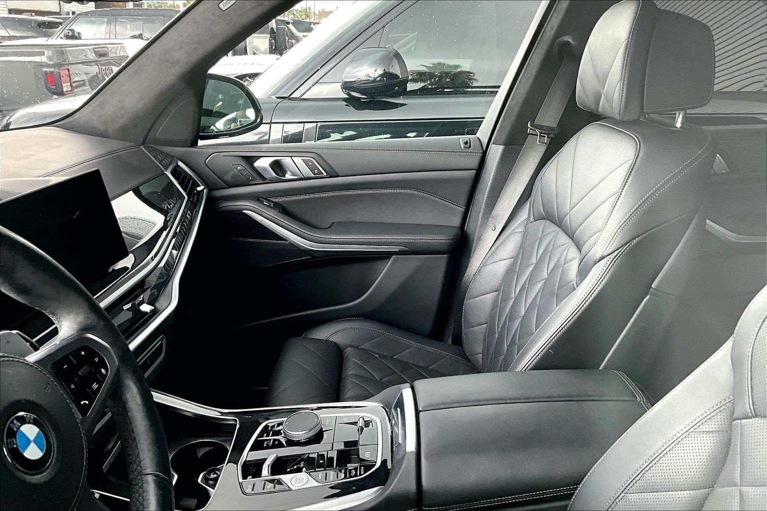 Used 2024 BMW X7 xDrive40i w/ M Sport Package AWD/4WD image 3