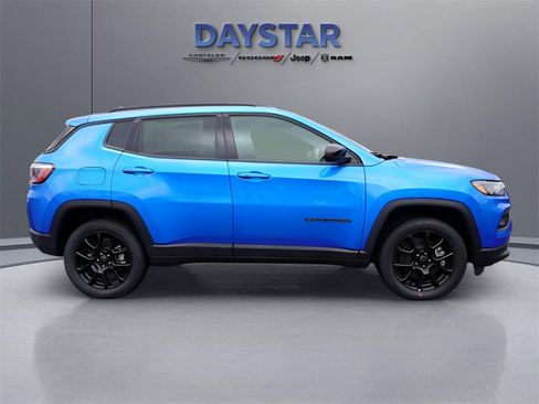 Used 2025 Jeep Compass Latitude w/ Altitude Special Edition image 2