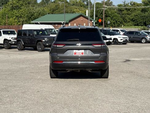 Certified 2024 Jeep Grand Cherokee Laredo RWD image 6