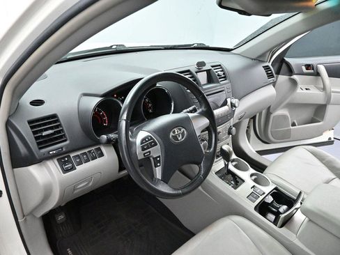 Used 2012 Toyota Highlander SE w/ Tow Pkg FWD image 12