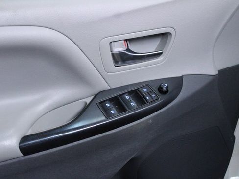 Used 2020 Toyota Sienna LE image 11