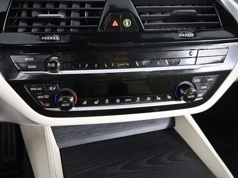 Used 2022 BMW M550i xDrive w/ Dynamic Handling Package image 54