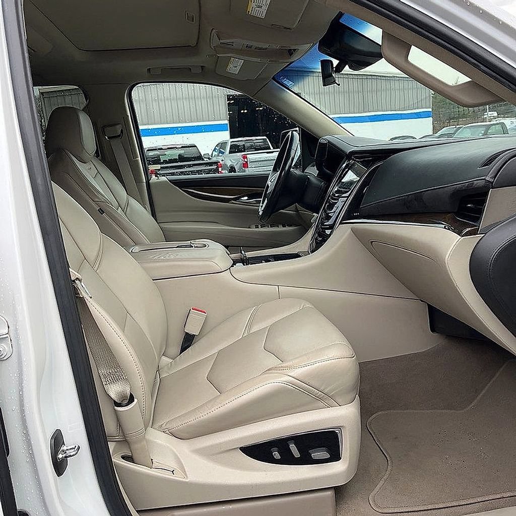 Used 2018 Cadillac Escalade Luxury AWD/4WD image 29