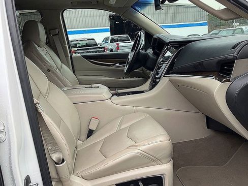 Used 2018 Cadillac Escalade Luxury AWD/4WD image 29
