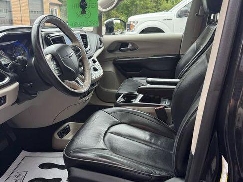 Used 2018 Chrysler Pacifica Limited w/ Advanced Safetytec Group FWD image 7