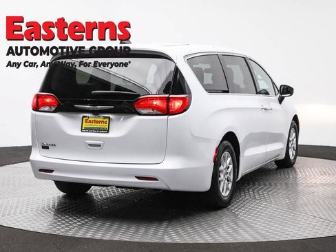 Used 2023 Chrysler Voyager LX FWD image 5