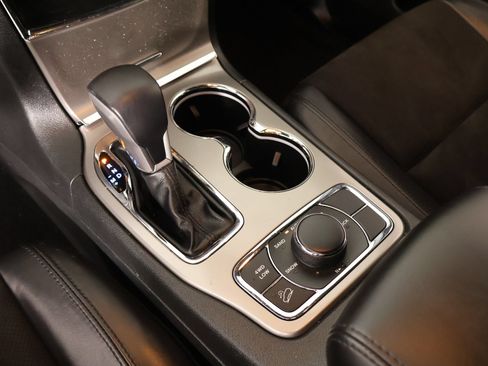 Used 2022 Jeep Grand Cherokee Laredo X AWD/4WD image 9