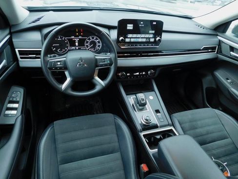 Used 2024 Mitsubishi Outlander SE image 25