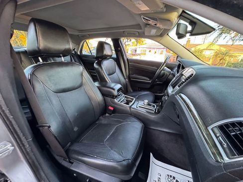 Used 2017 Chrysler 300 C RWD image 18