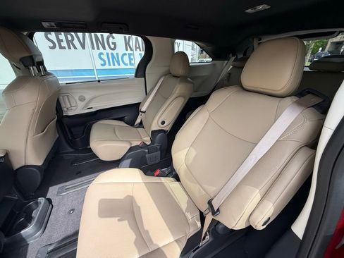 Used 2024 Toyota Sienna XLE w/ XLE Plus Package AWD/4WD image 32