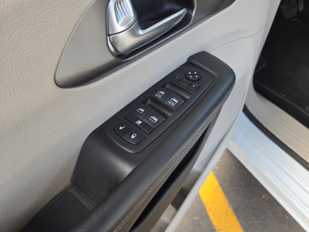 Used 2023 Chrysler Pacifica Touring-L FWD image 13