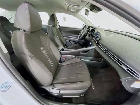 Certified 2025 Hyundai Elantra Hybrid FWD image 31