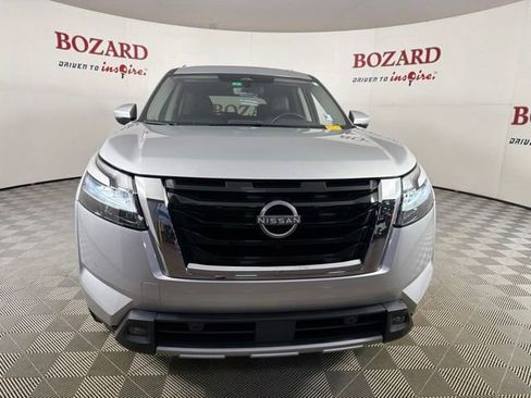 Used 2024 Nissan Pathfinder SL w/ SL Premium Package FWD image 2