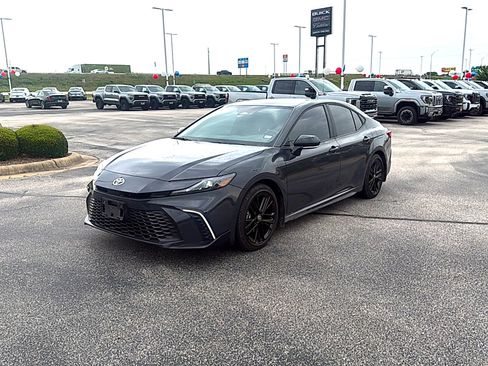 Used 2025 Toyota Camry SE w/ Convenience Package FWD image 2