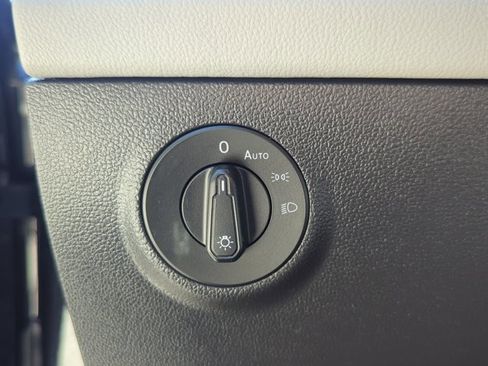 Used 2022 Volkswagen Taos SE image 13