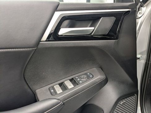 Used 2025 Mitsubishi Outlander SE image 14